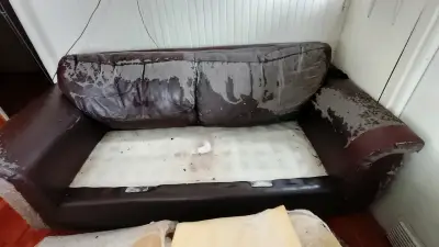 Sofá de cuero desgastado para reparación - miniatura 2