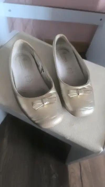 Zapatos dorados de niña con lazo - miniatura 1