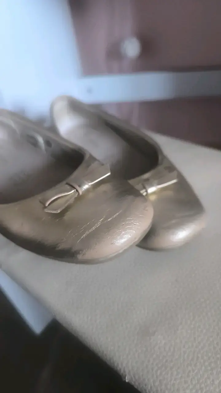 Zapatos dorados de niña con lazo - 3