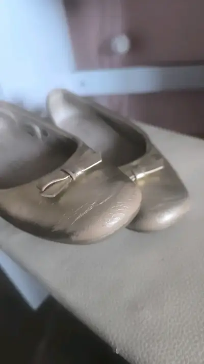 Zapatos dorados de niña con lazo - miniatura 3