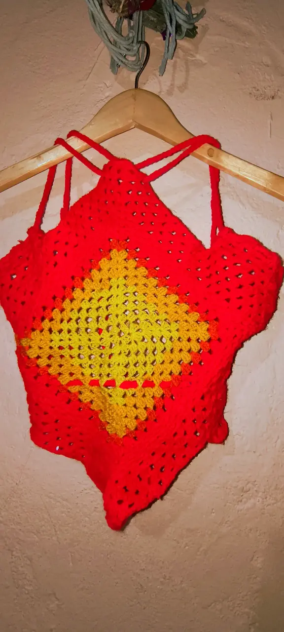 Top tejido a crochet rojo y amarillo - 2