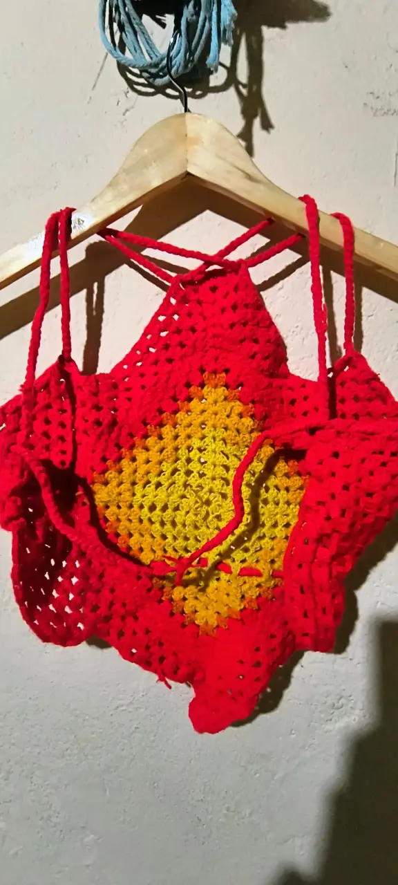 Top tejido a crochet rojo y amarillo - 3