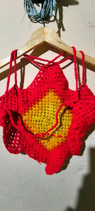 Top tejido a crochet rojo y amarillo - miniatura 3