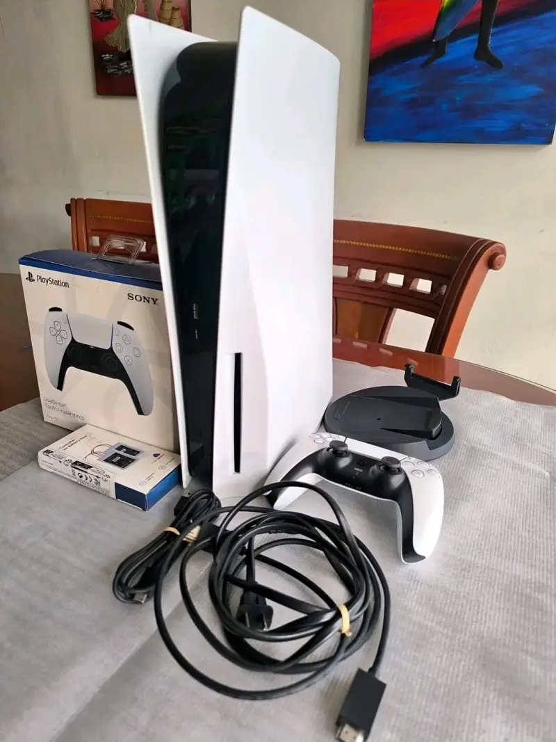 Consola PlayStation 5 con control y cables