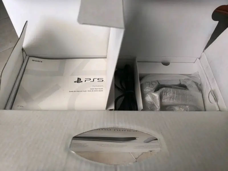 Consola PlayStation 5 con control y cables - 3