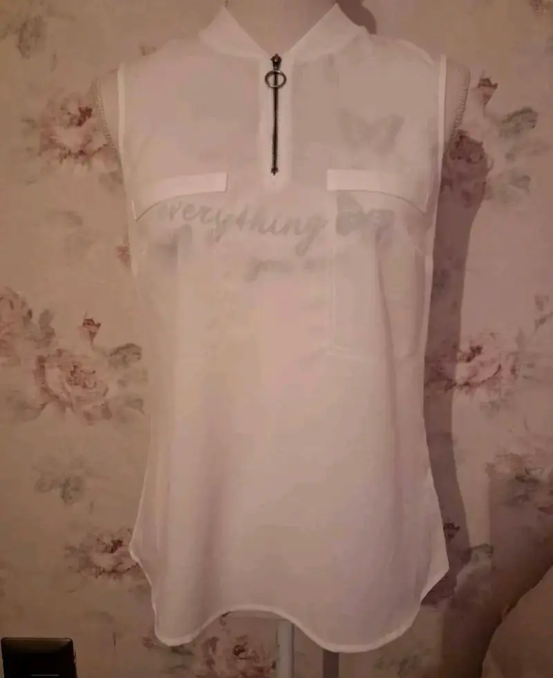 Blusa sin mangas blanca con cierre decorativo - 1