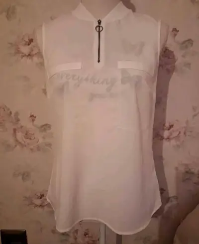 Blusa sin mangas blanca con cierre decorativo - miniatura 1