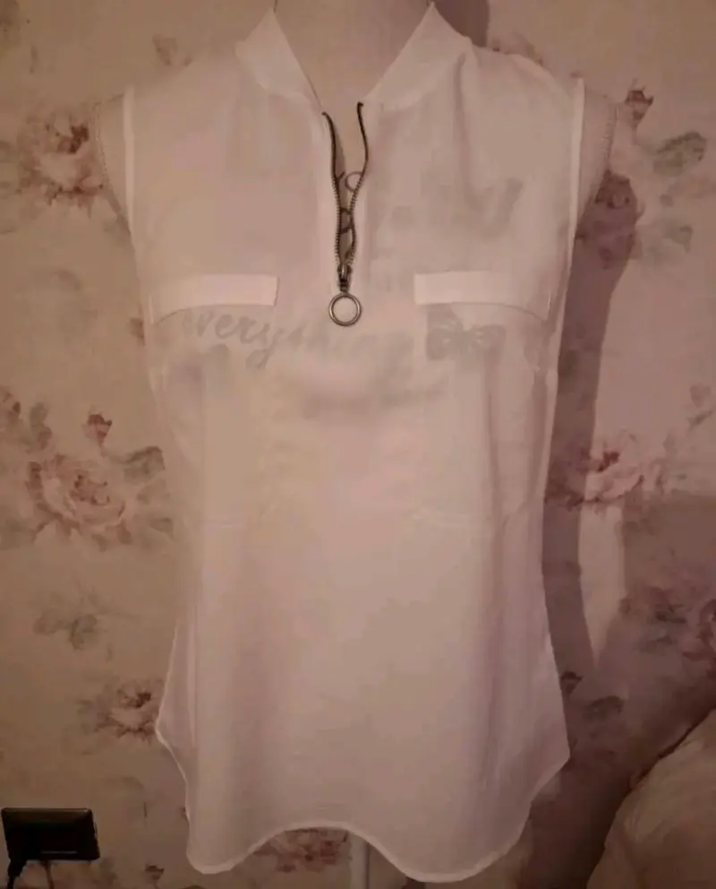 Blusa sin mangas blanca con cierre decorativo - 2