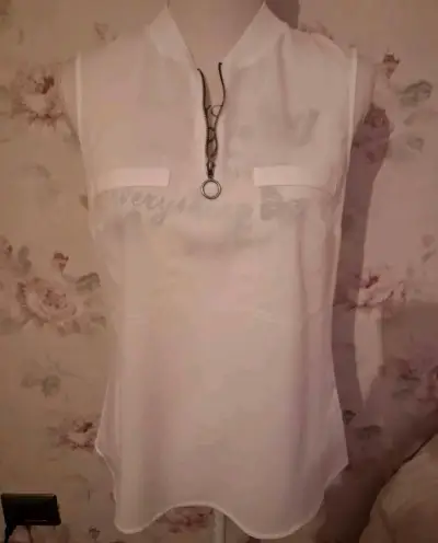 Blusa sin mangas blanca con cierre decorativo - miniatura 2