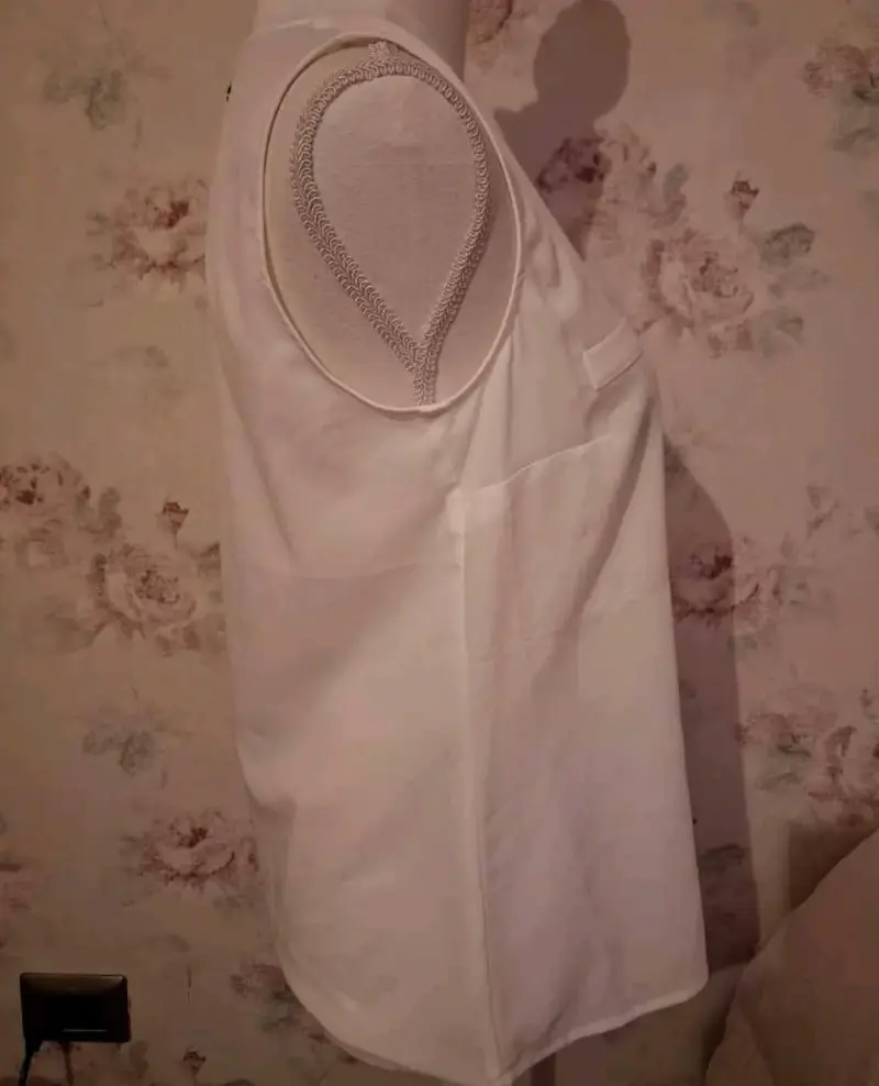 Blusa sin mangas blanca con cierre decorativo - 3