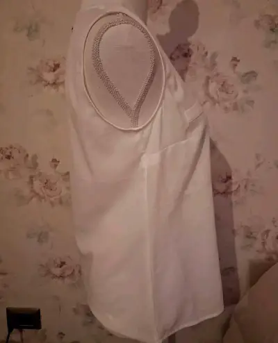 Blusa sin mangas blanca con cierre decorativo - miniatura 3