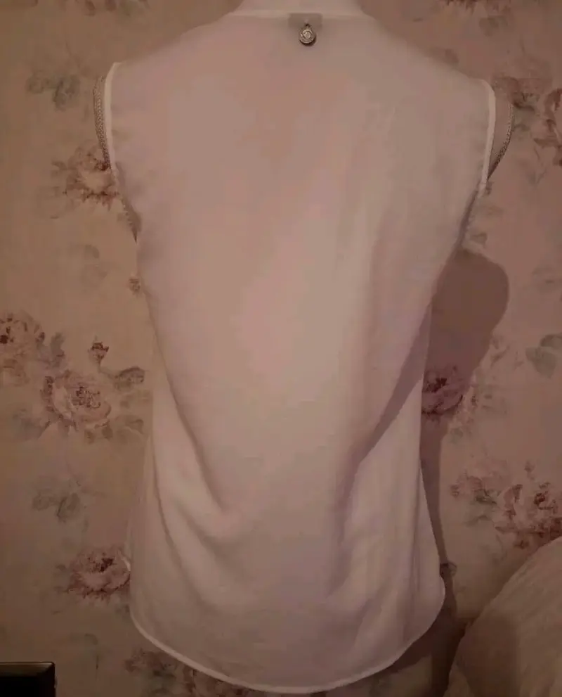 Blusa sin mangas blanca con cierre decorativo - 4