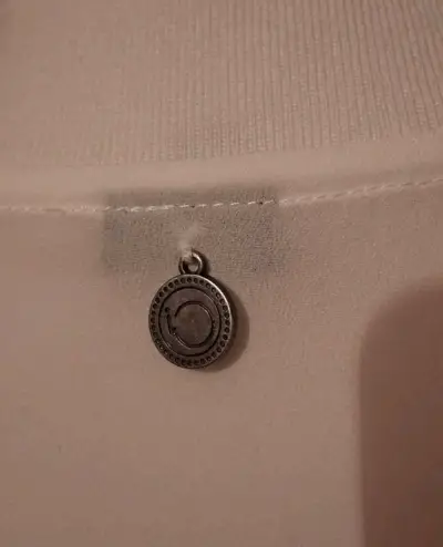 Blusa sin mangas blanca con cierre decorativo - miniatura 5