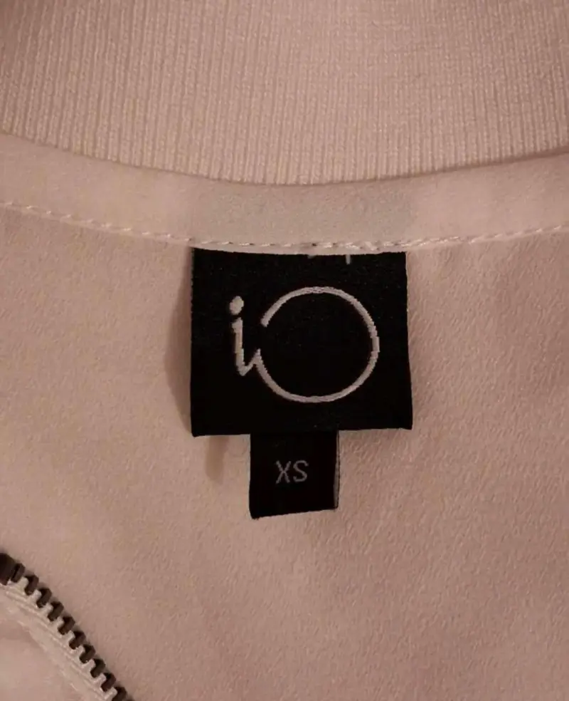 Blusa sin mangas blanca con cierre decorativo - 6