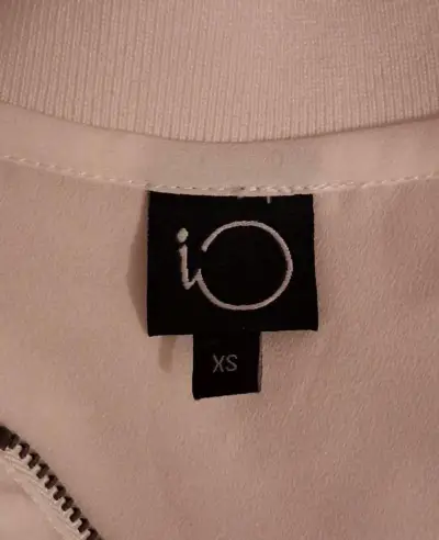 Blusa sin mangas blanca con cierre decorativo - miniatura 6