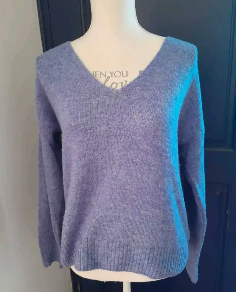 Suéter de lana azul con cuello en V - 1