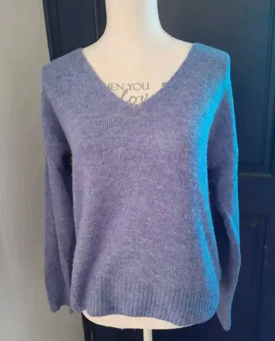 Suéter de lana azul con cuello en V - miniatura 1