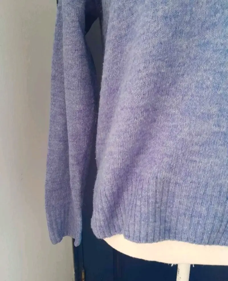 Suéter de lana azul con cuello en V - 2
