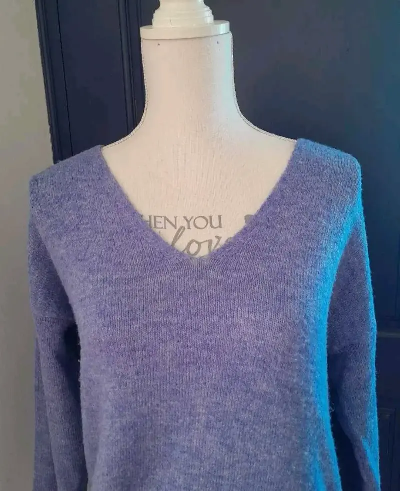 Suéter de lana azul con cuello en V - 5