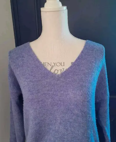 Suéter de lana azul con cuello en V - miniatura 5