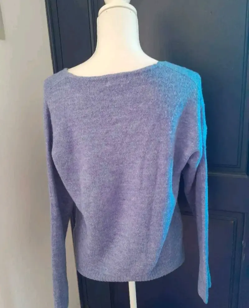 Suéter de lana azul con cuello en V - 6