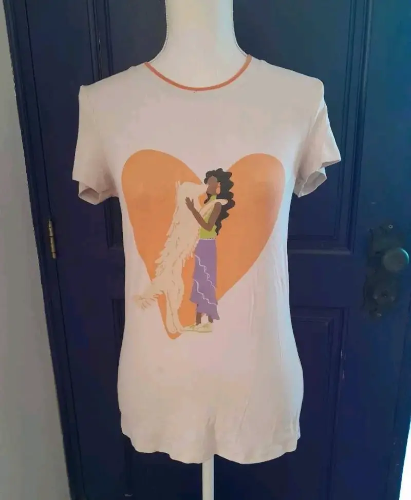 Polera con diseño de mujer y perro - 1