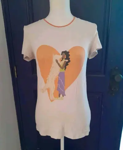 Polera con diseño de mujer y perro - miniatura 1
