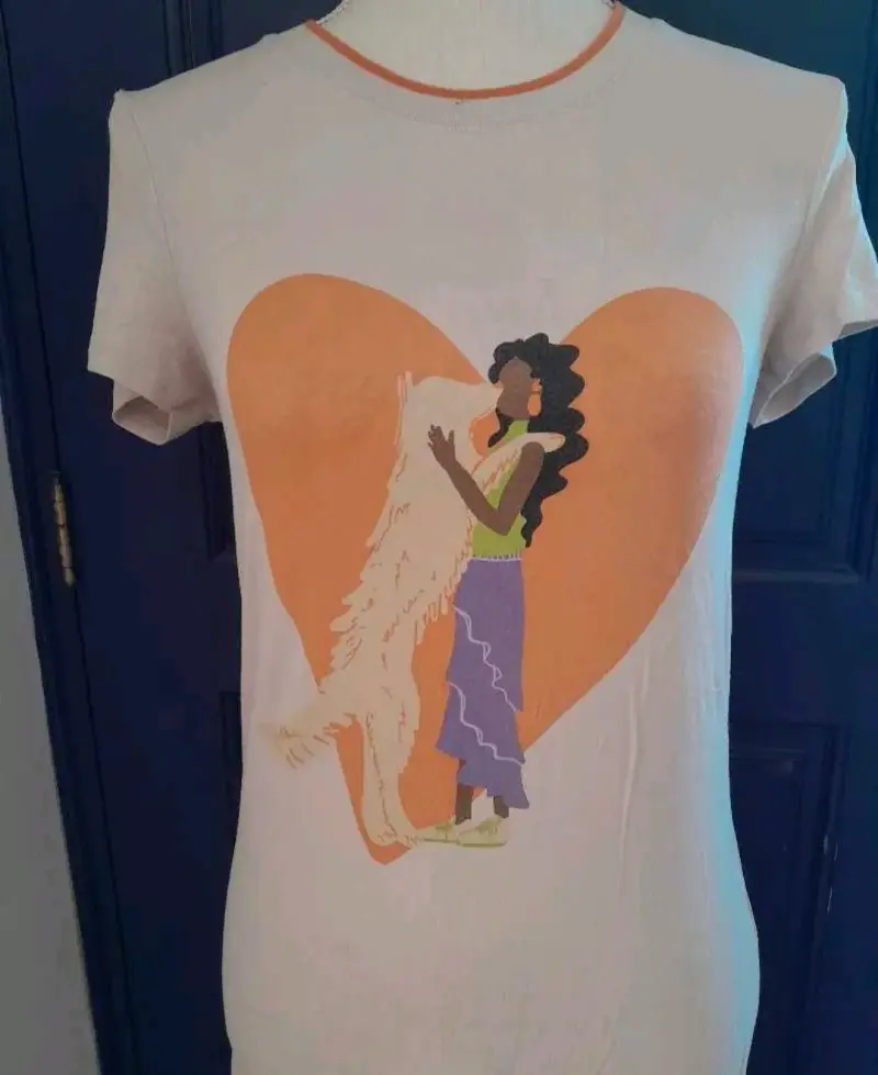 Polera con diseño de mujer y perro - 2