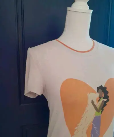 Polera con diseño de mujer y perro - miniatura 3