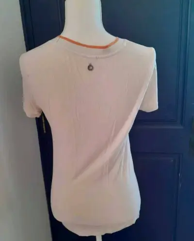 Polera con diseño de mujer y perro - miniatura 4