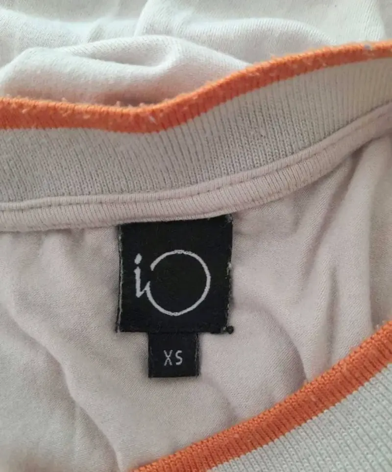 Polera con diseño de mujer y perro - 6