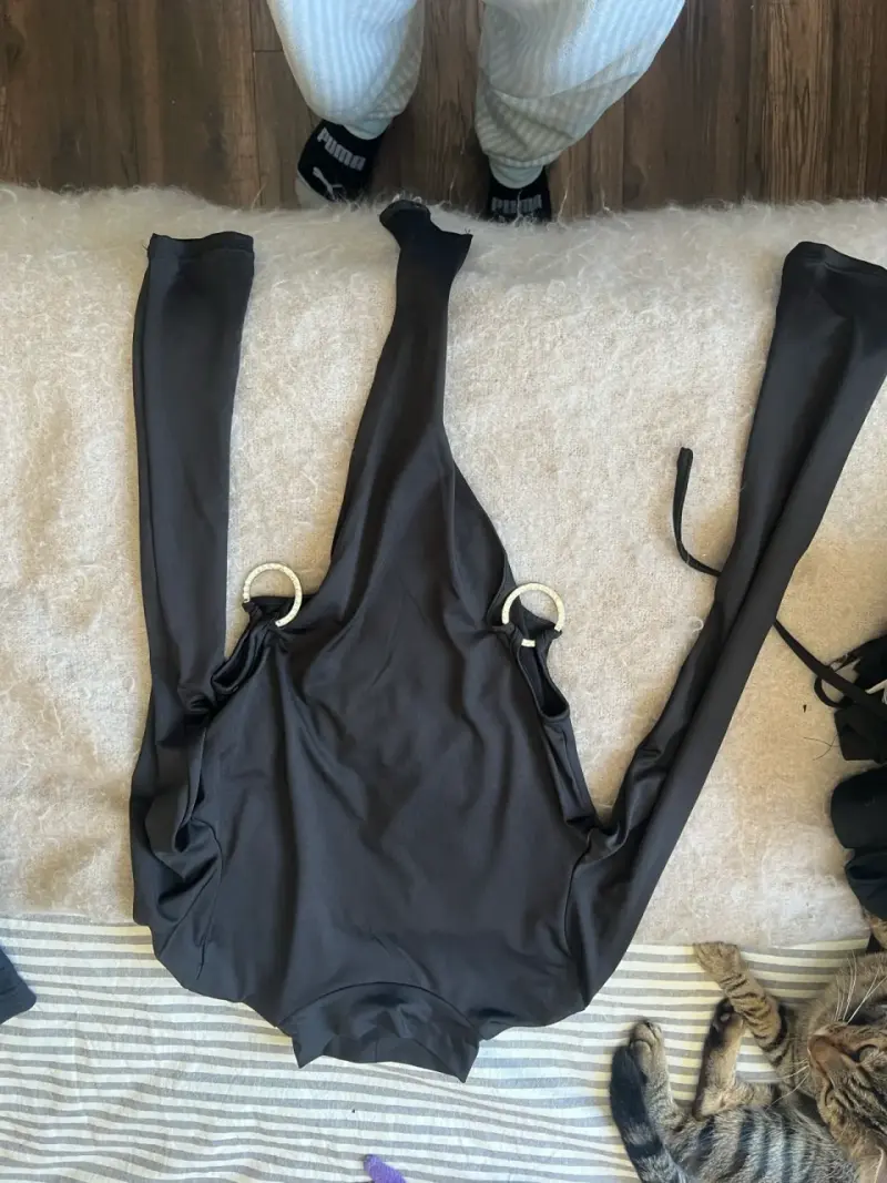 Body negro con aros metálicos