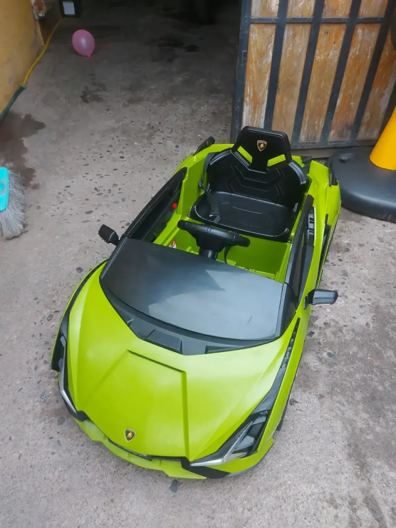 Auto a batería Lamborghini Sian verde para niños - 2
