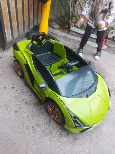 Auto a batería Lamborghini Sian verde para niños - miniatura 3
