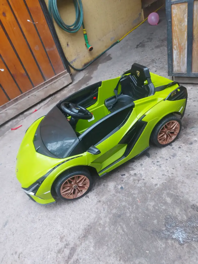 Auto a batería Lamborghini Sian verde para niños - 4
