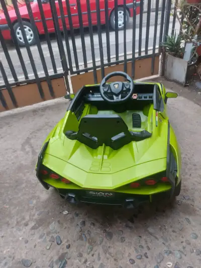Auto a batería Lamborghini Sian verde para niños - miniatura 5