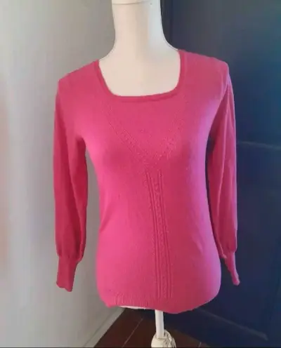 Suéter rosado de mujer con diseño tejido - miniatura 1