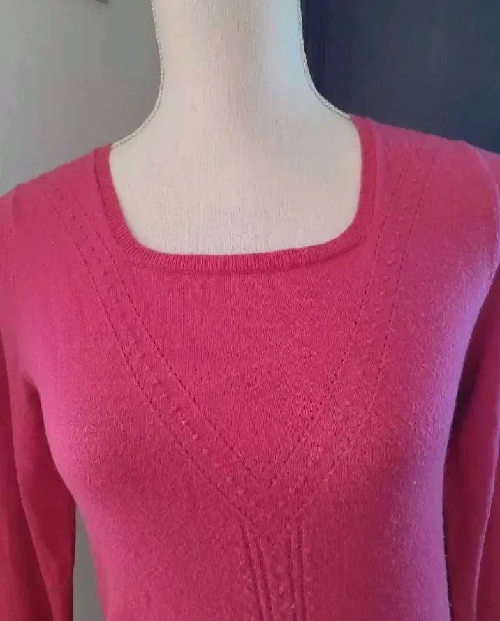 Suéter rosado de mujer con diseño tejido - 2