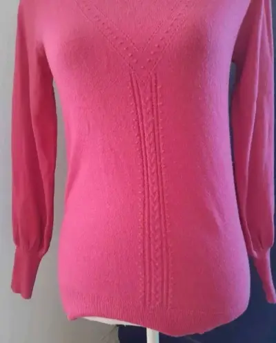Suéter rosado de mujer con diseño tejido - miniatura 3