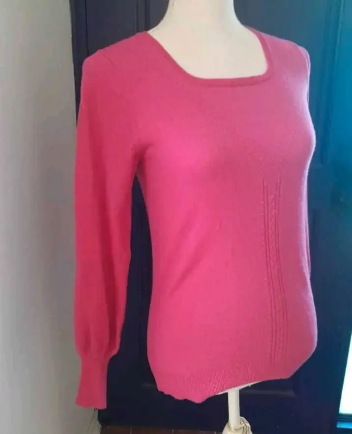Suéter rosado de mujer con diseño tejido - 4