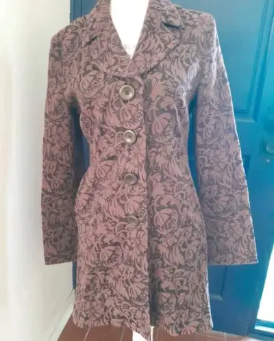 Abrigo de mujer con diseño floral - miniatura 1