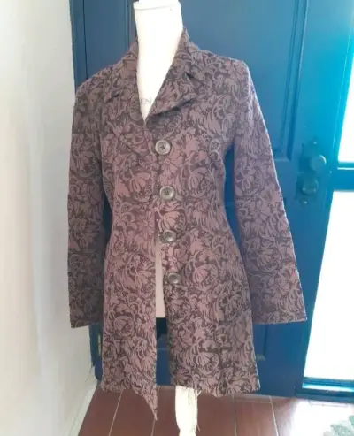 Abrigo de mujer con diseño floral - miniatura 2