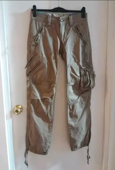 Pantalones cargo beige con múltiples bolsillos - miniatura 1