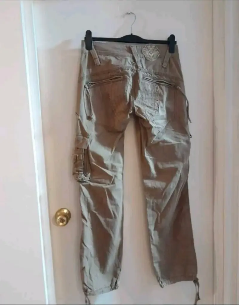 Pantalones cargo beige con múltiples bolsillos - 2