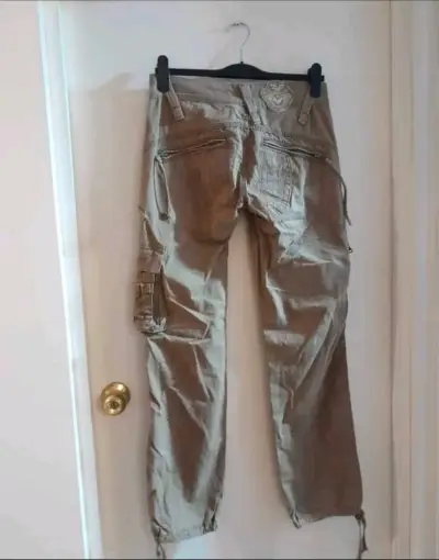 Pantalones cargo beige con múltiples bolsillos - miniatura 2