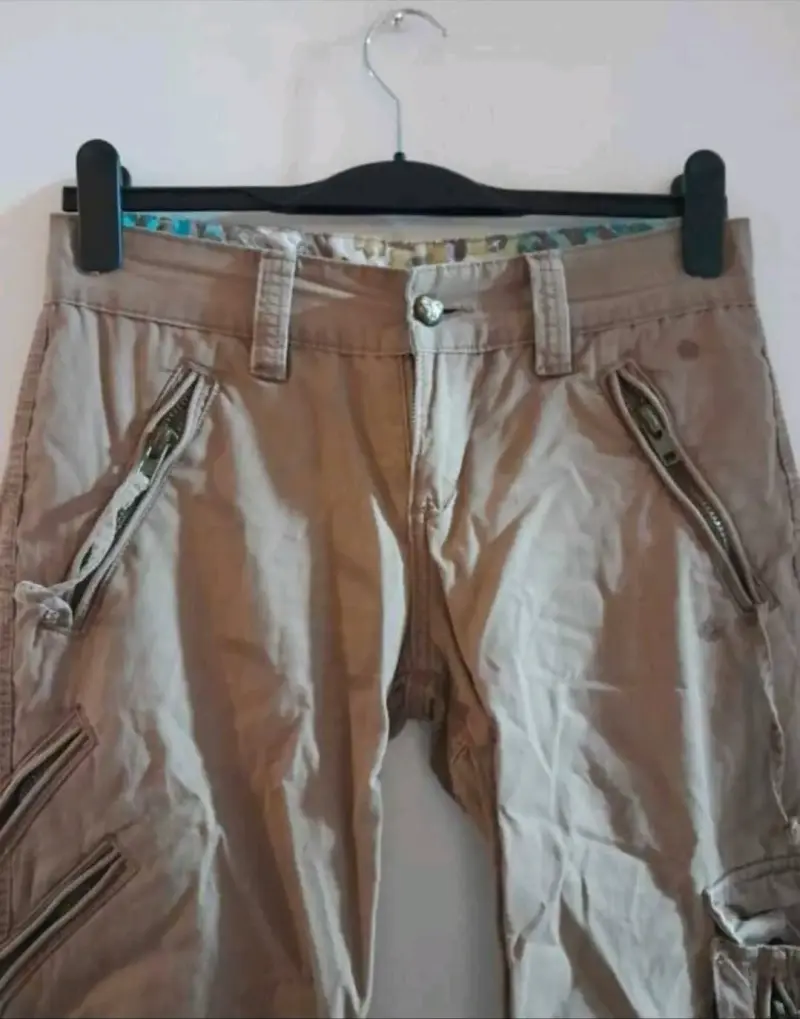 Pantalones cargo beige con múltiples bolsillos - 3