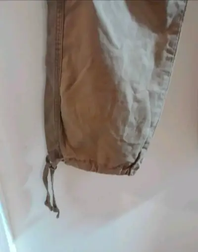 Pantalones cargo beige con múltiples bolsillos - miniatura 5