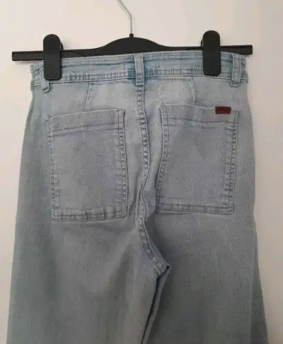 Jeans de mezclilla azul claro para mujer - miniatura 4