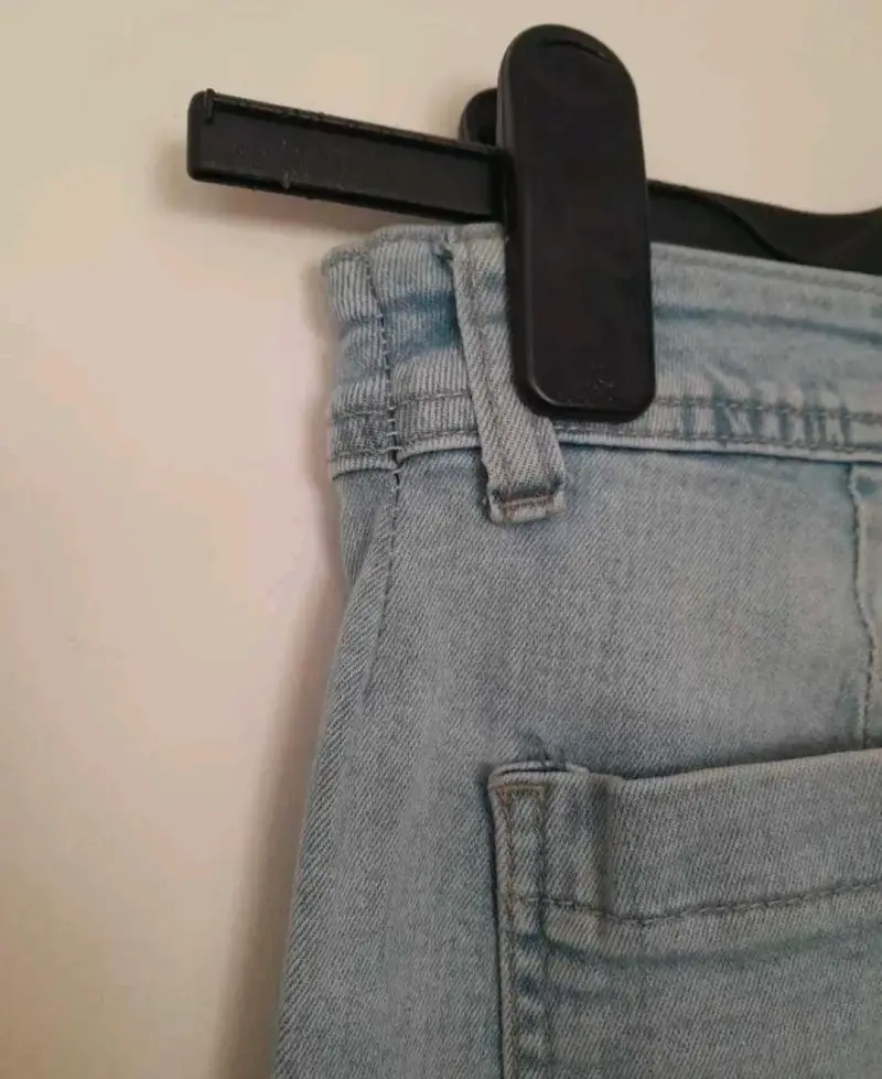 Jeans de mezclilla azul claro para mujer - 5