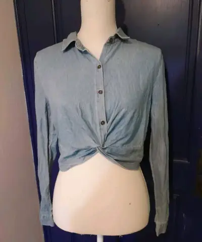 Blusa de mezclilla azul con nudo frontal - miniatura 1